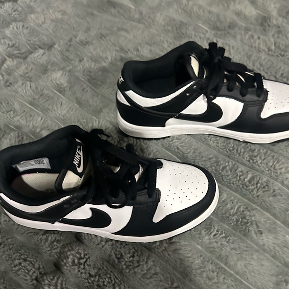Nike Dunks size 2 little kid Low top Pandas - Picture 2 of 3